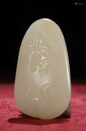 HETIAN JADE CARVED SQUIRREL PATTERN PENDANT