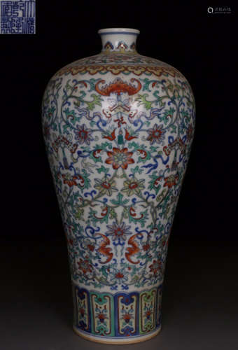 DAQINGQIANLONGNIANZHI MARK DOUCAI GLAZE VASE