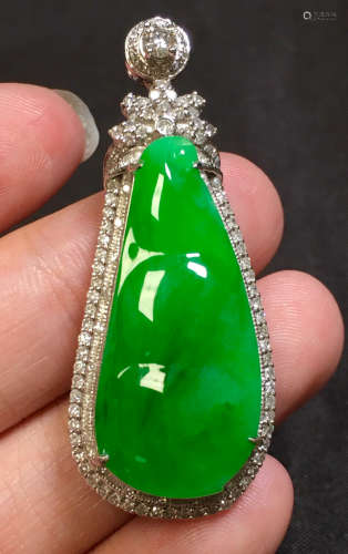 ICY JADEITE PENDANT SHAPED WITH BEANS