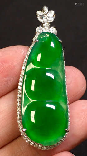 ICY JADEITE PENDANT SHAPED WITH BEANS