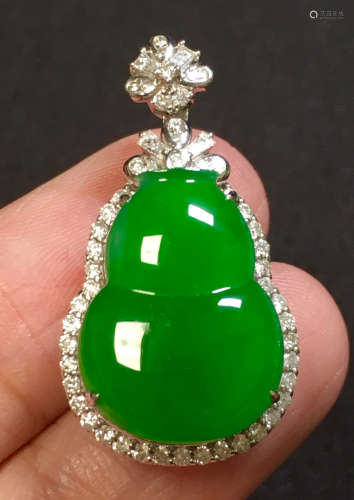 ICY JADEITE PENDANT SHAPED WITH GOURD