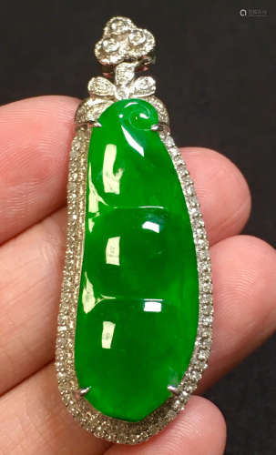 ICY JADEITE PENDANT SHAPED WITH BEANS