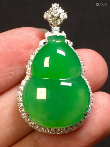 ICY JADEITE PENDANT SHAPED WITH GOURD