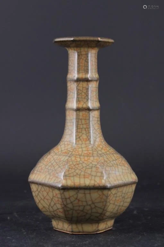 Chinese Song Porcelain Geyao Crackled Vase