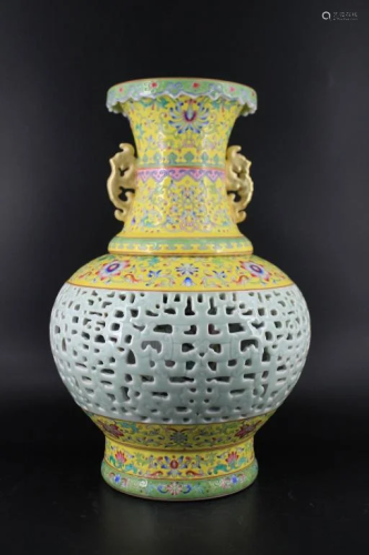 Large Qing Porcelain Famille Rose Reticulated Vase