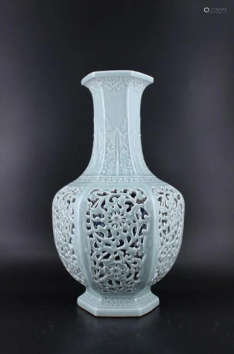 Large QIng Porcelain Reticulated Vase
