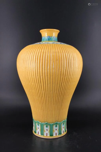 Large Qing Porcelain Famille Rose Ruffled Vase