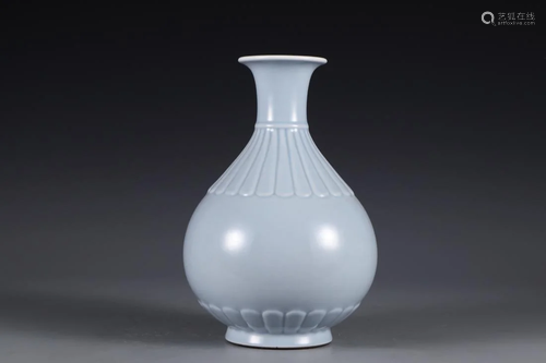 A MONOCHROME CLAIR DE LUNE YUHUCHUN VASE