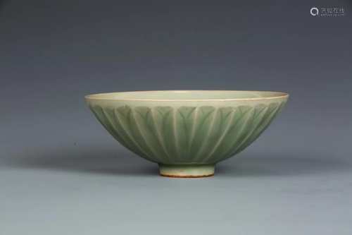 A LONGQUAN KILN CELADON LOTUS-SHAPE PORCELAIN BOWL