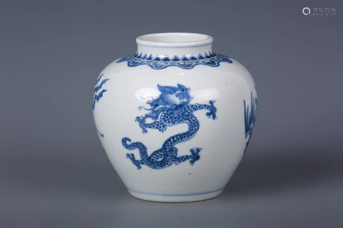 A BLUE & WHITE DRAGON PORCELAIN JAR