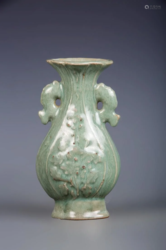 A LONGQUAN KILN CELADON BEGONIA-RIM PORCELAIN VASE