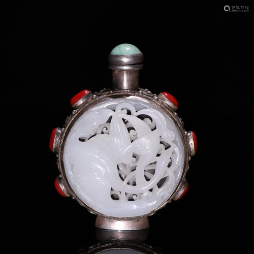 AN OPENWORK WHITE JADE INLAID SILVER SNUFF BOTTLE