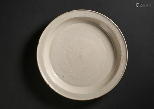 A DING KILN FLOWER-RIM LOTUS PORCELAIN PLATE