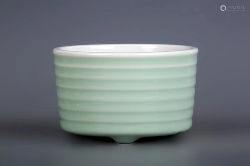 A CELADON BOW STRING TRIPOT PORCELAIN CENSER