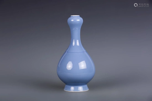 A CLAIR-DE-LUNE GLAZED GARLIC-HEAD BOTTLE VASE