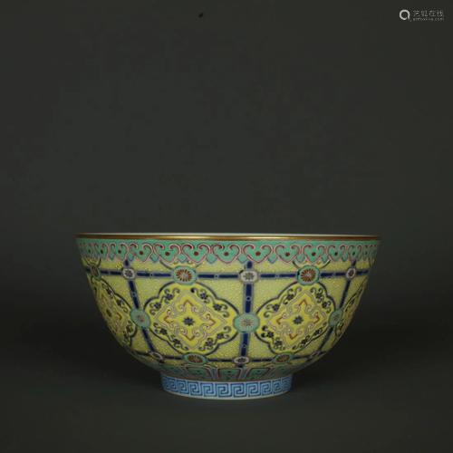 A JAUNE GROUND GOLD-RIM FLORAL PORCELAIN BOWL