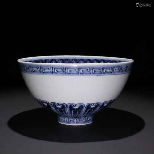 A BLUE AND WHITE FLORAL PORCELAIN BOWL