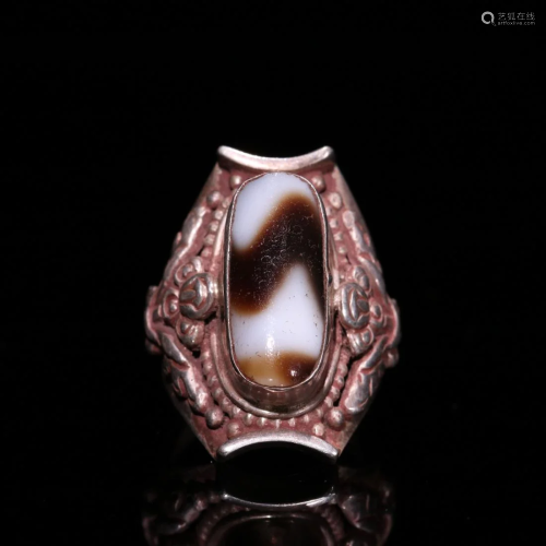 A DIZ BEAD INLAID SILVER RING