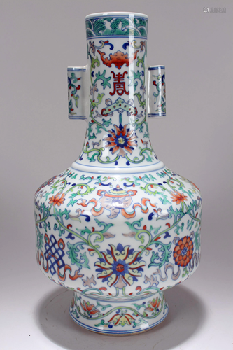 A Chinese Vividly-detailed Duo-handled Porcelain