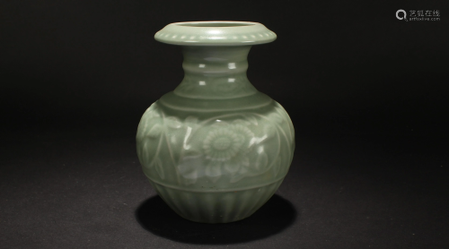 A Chinese Longquan-fortune Porcelain Vase