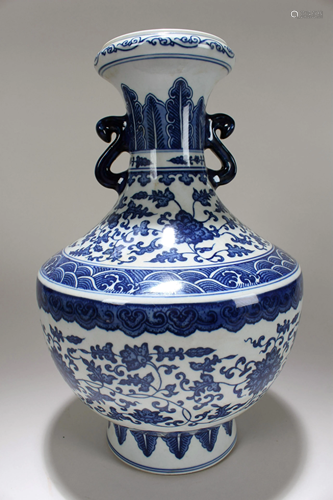 A Chinese Duo-handled Blue and White Porcelain Fortune