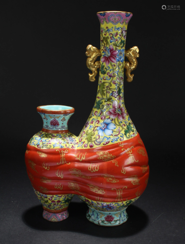 A Chinese Duo-vase Bat-framing Porcelain Vase