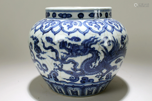 A Chinese Dragon-decorating Crackgalze Blue and White