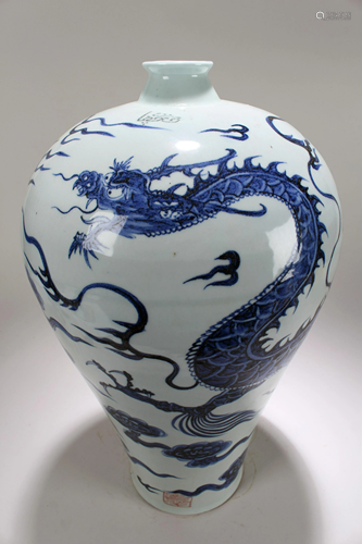 A Chinese Blue and White Dragon-decorating Massive