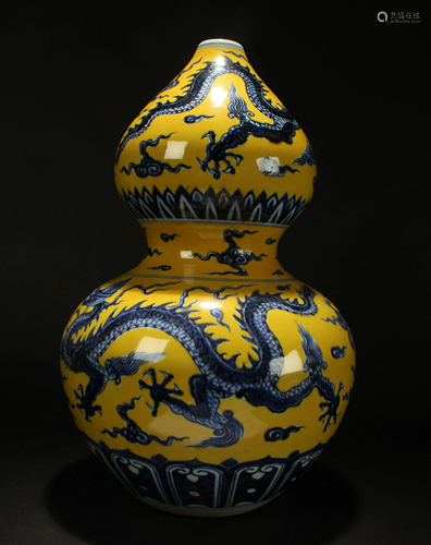 A Chinese Calabash-shape Dragon-decorating Fortune