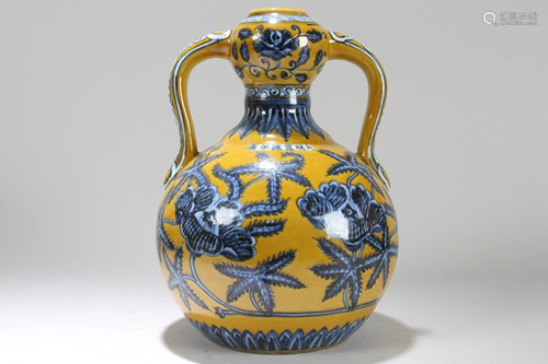 A Chinese Duo-handled Yellow-coding Porcelain Fortune