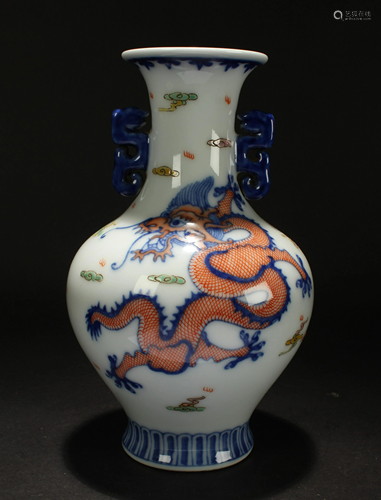 A Chinese Duo-handled Dragon-decorating Porcelain Vase