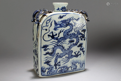 A Chinese Blue and White Dragon-decorating Porcelain