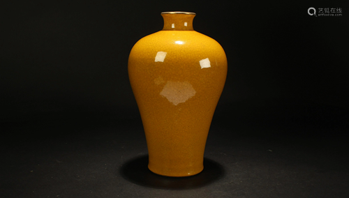 A Chinese Crack-style Yellow Porcelain Vase