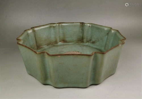 A Chinese Song style G uan -yao celadon crackleware