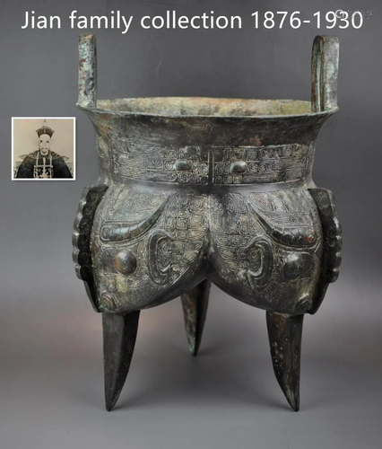 A Chinese late Shang style bronze ritual food vessel,