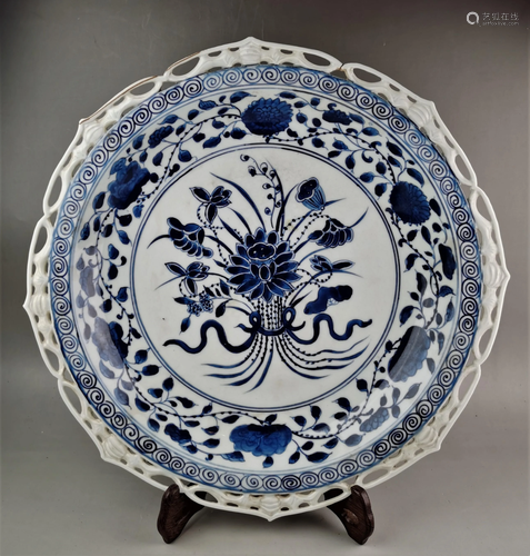 A Chinese Qing style blue and white foliate-rim plate