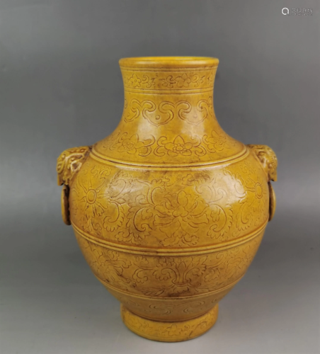 A Chinese yellow glazed porcelain jar with handles