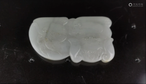 A Chinese hetian white jade like carved belt
