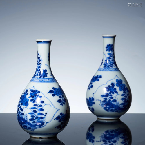 A pair of blue and white vases in early Qing Dynasty