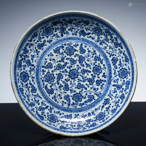 Blue and white flower pattern plate in early Qing