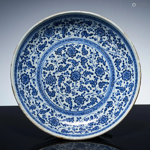 Blue and white flower pattern plate in early Qing