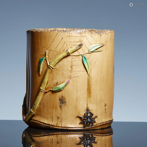 The Qing Dynasty imitates the wood grain to carve the