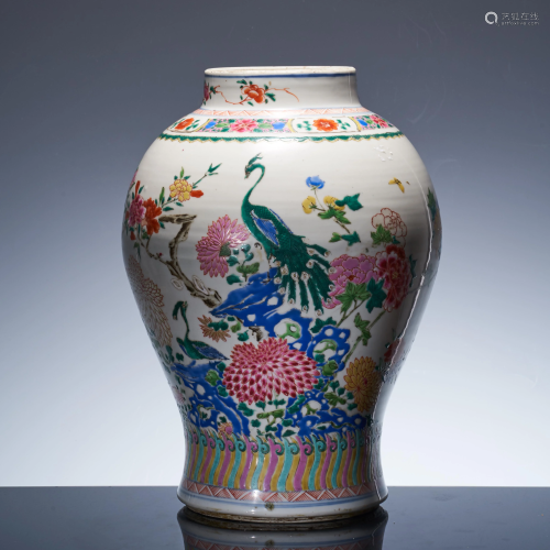 The general pot with peacock flower and bird pattern in