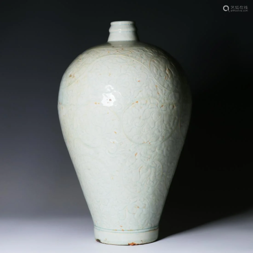 Ding kiln relief bottle in Song Dynasty