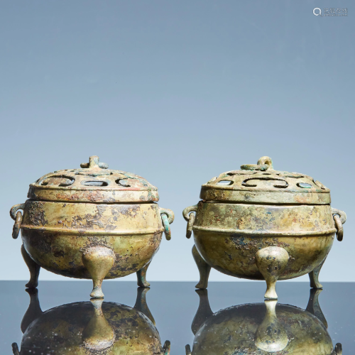 A pair of bronze tripods in Han Dynasty Lot29-75 from