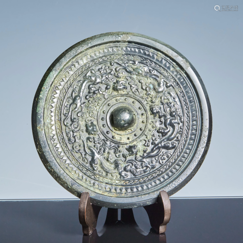 Bronze mirror with dragon pattern in Han Dynasty