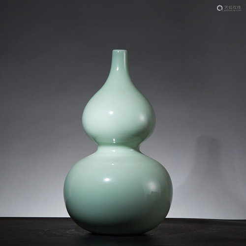 Qing Dynasty Qianlong bean glaze gourd bottle