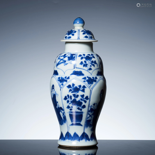 Qing Kangxi vase with flower pattern