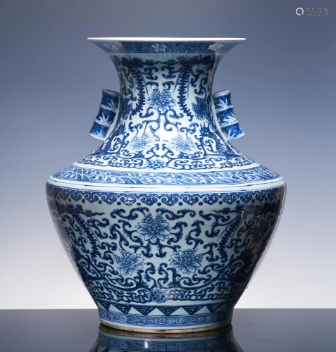 In the early Qing Dynasty, blue and white vase with