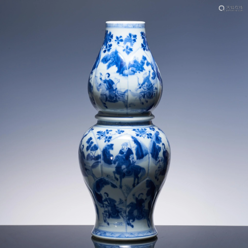 Gourd bottles with blue and white characters in early